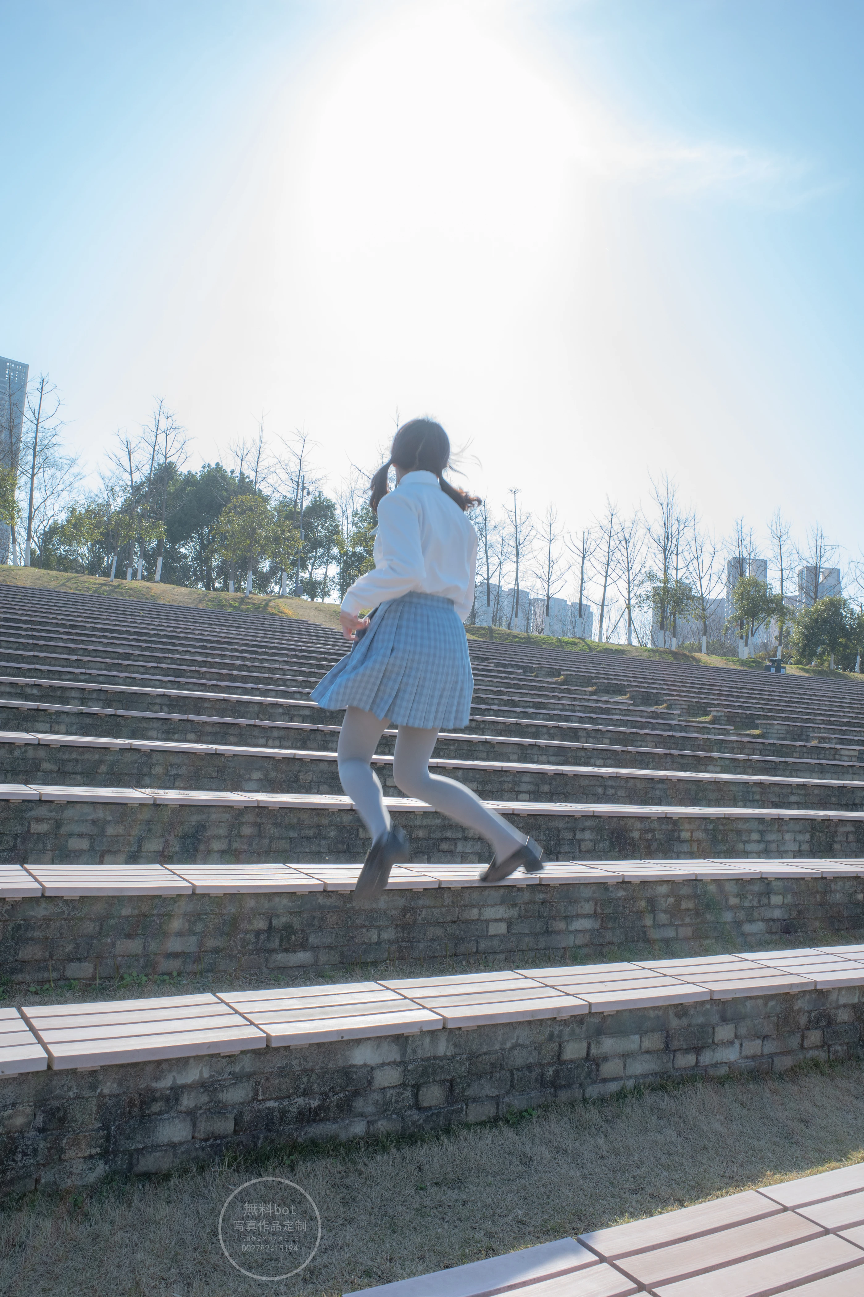 森萝财团 有料 NO.030 小香 户外公园里的JK制服灰丝美腿 [100P]插图1